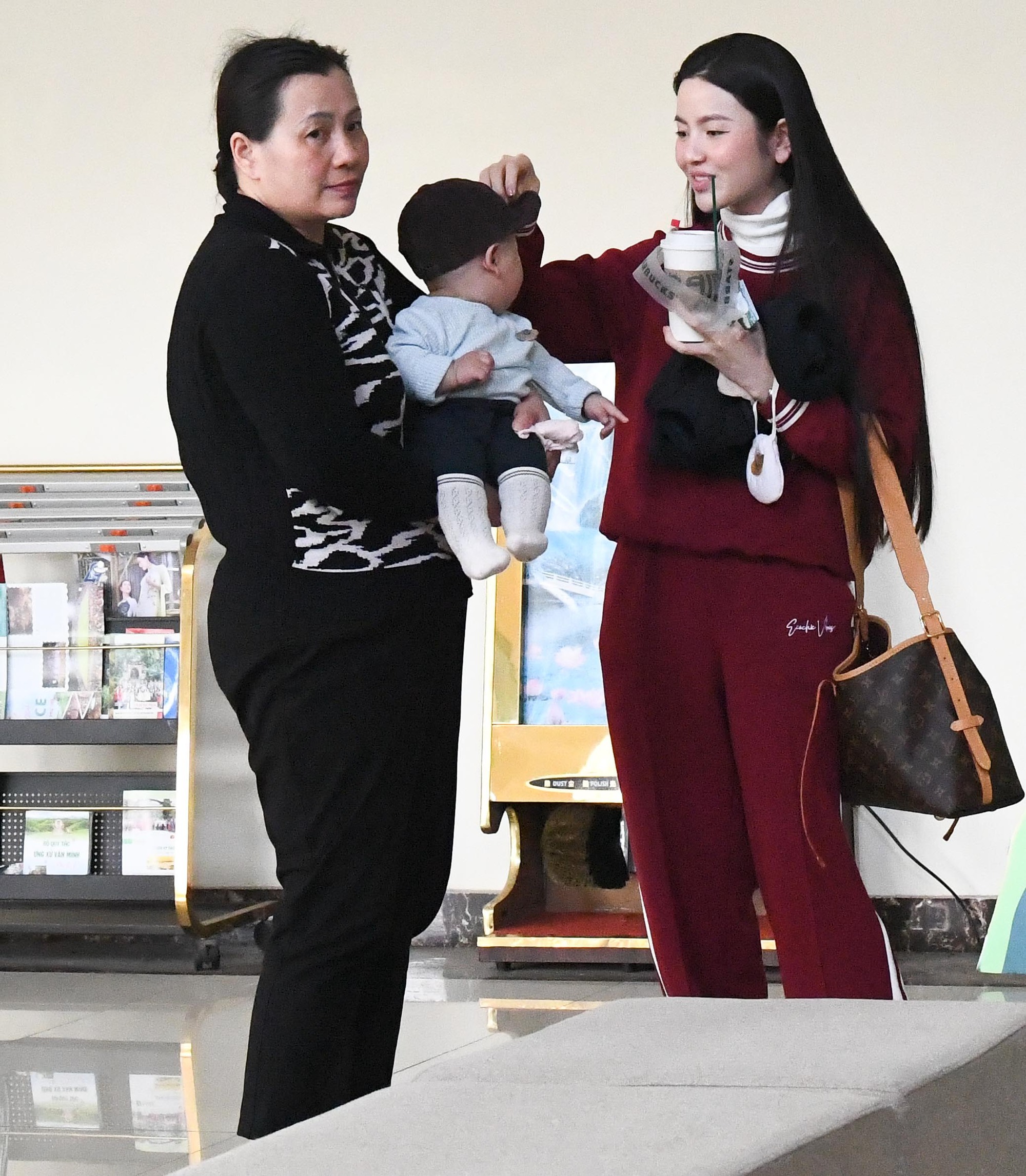 "Cam thường" bắt cận nhan sắc Chu Thanh Huyền khi đến kh&aacute;ch sạn gặp Quang Hải trước trận chung kết Việt Nam - Th&aacute;i Lan- Ảnh 1.