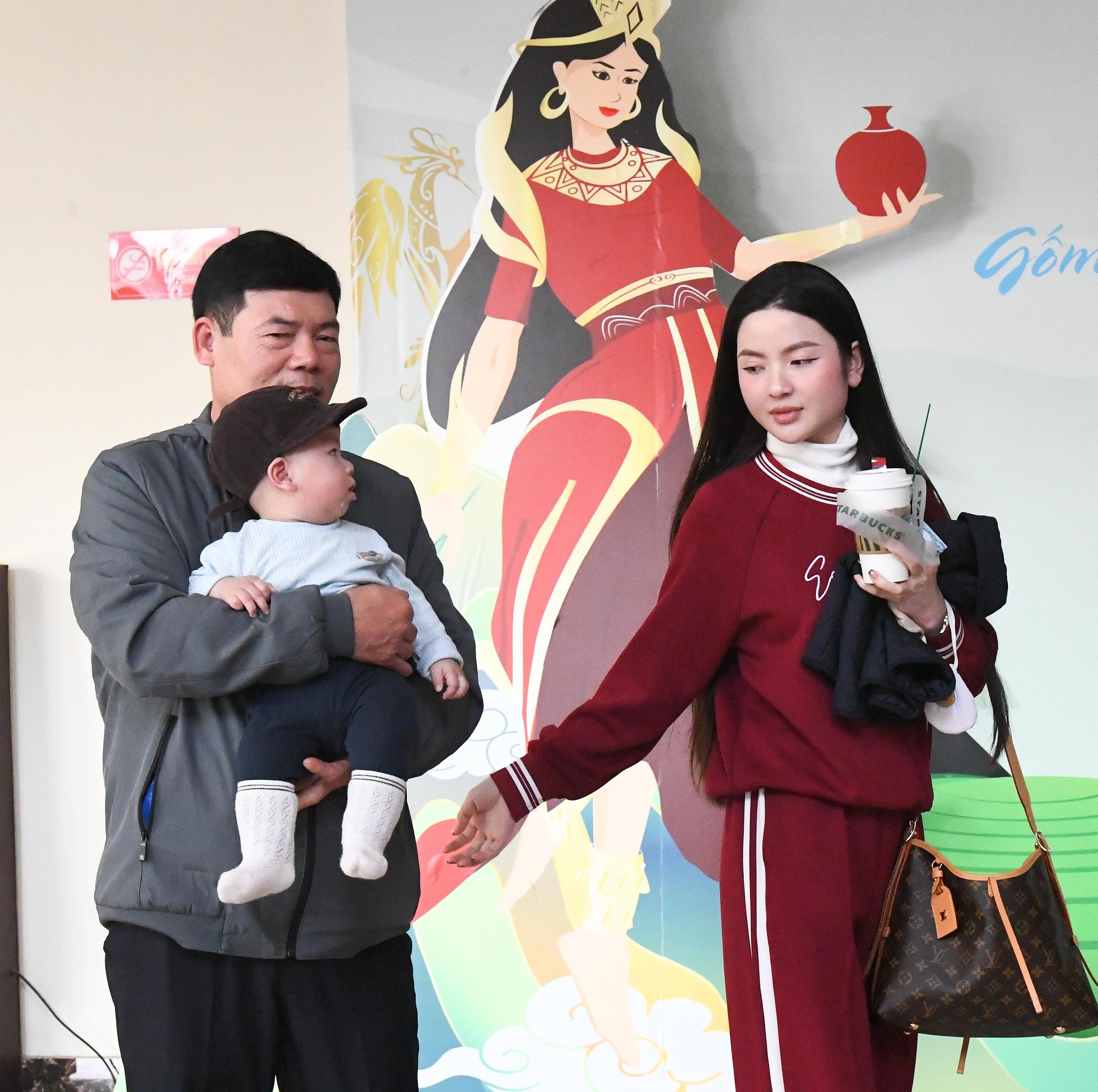 "Cam thường" bắt cận nhan sắc Chu Thanh Huyền khi đến kh&aacute;ch sạn gặp Quang Hải trước trận chung kết Việt Nam - Th&aacute;i Lan- Ảnh 2.