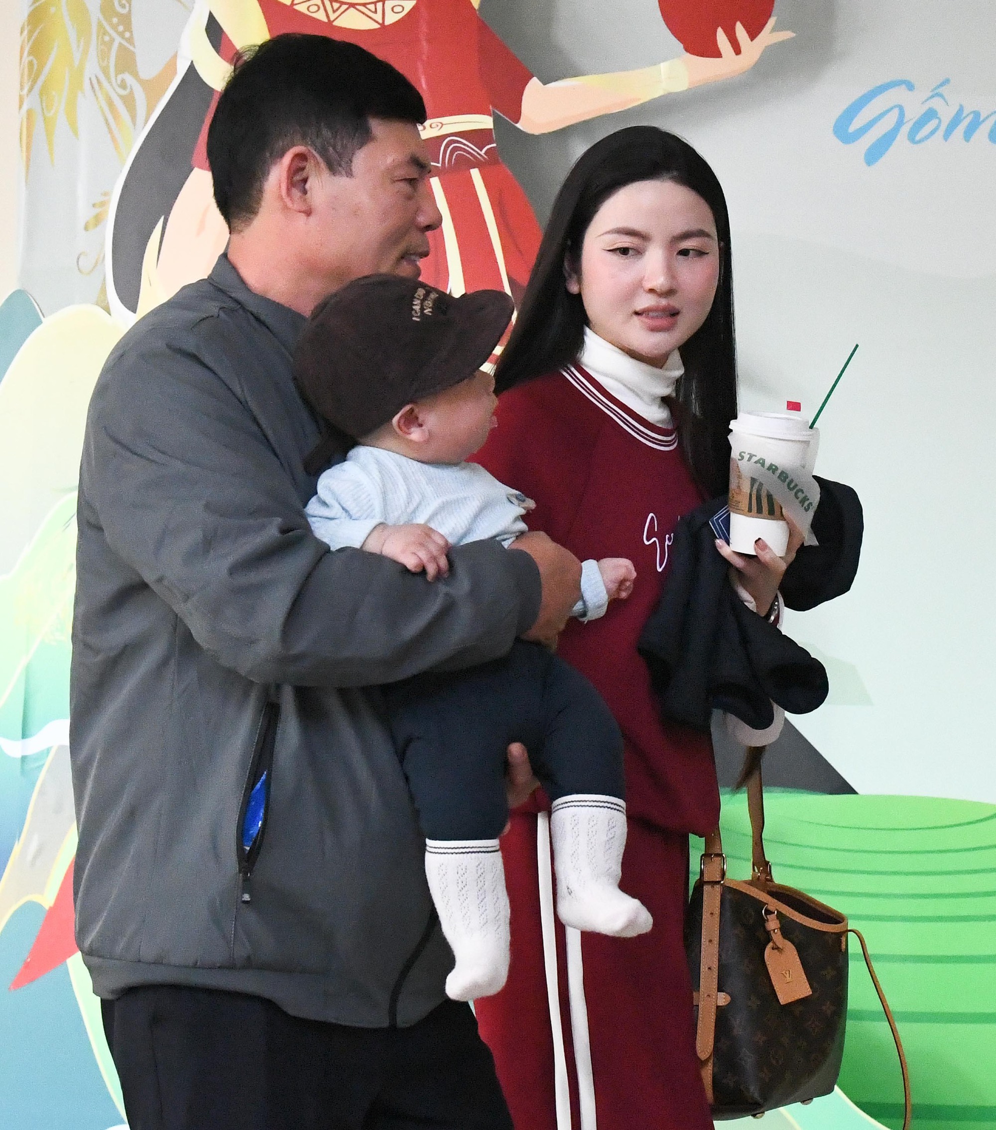 "Cam thường" bắt cận nhan sắc Chu Thanh Huyền khi đến kh&aacute;ch sạn gặp Quang Hải trước trận chung kết Việt Nam - Th&aacute;i Lan- Ảnh 3.