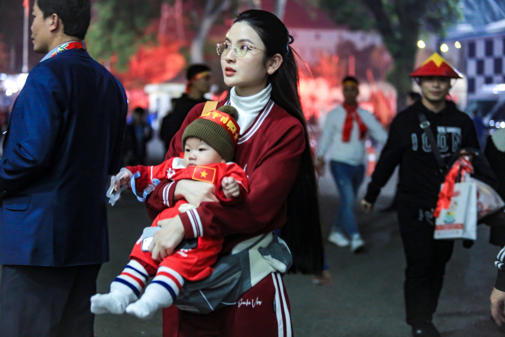 Chu Thanh Huyền đưa con trai đến cổ vũ Quang Hải, một hành động gây chú ý giữa chốn đông người- Ảnh 6. Chu Thanh Huyền đưa con trai đến cổ vũ Quang Hải, một hành động gây chú ý giữa chốn đông người- Ảnh 6.