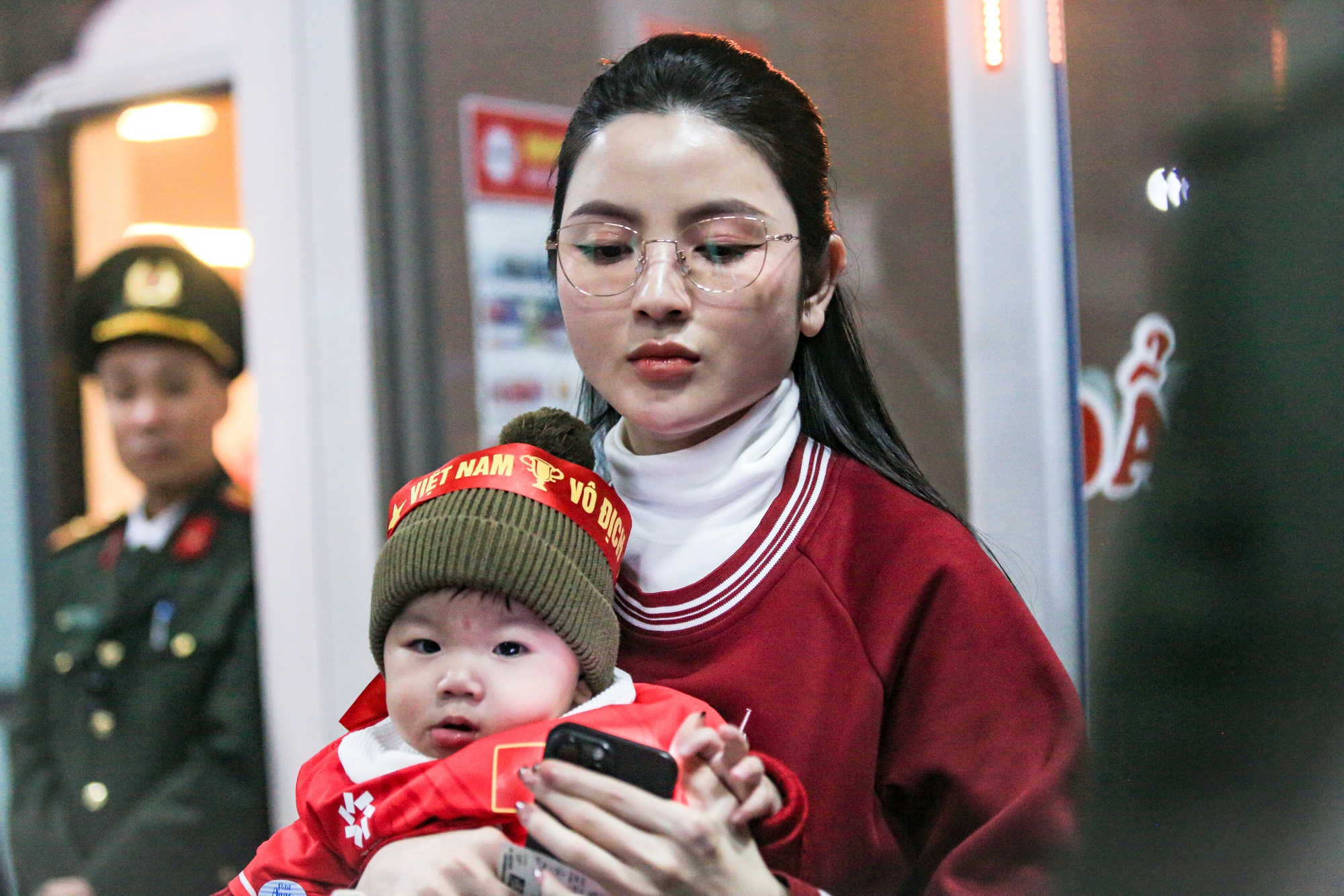 Chu Thanh Huyền đưa con trai đến cổ vũ Quang Hải, một hành động gây chú ý giữa chốn đông người- Ảnh 7. Chu Thanh Huyền đưa con trai đến cổ vũ Quang Hải, một hành động gây chú ý giữa chốn đông người- Ảnh 7.