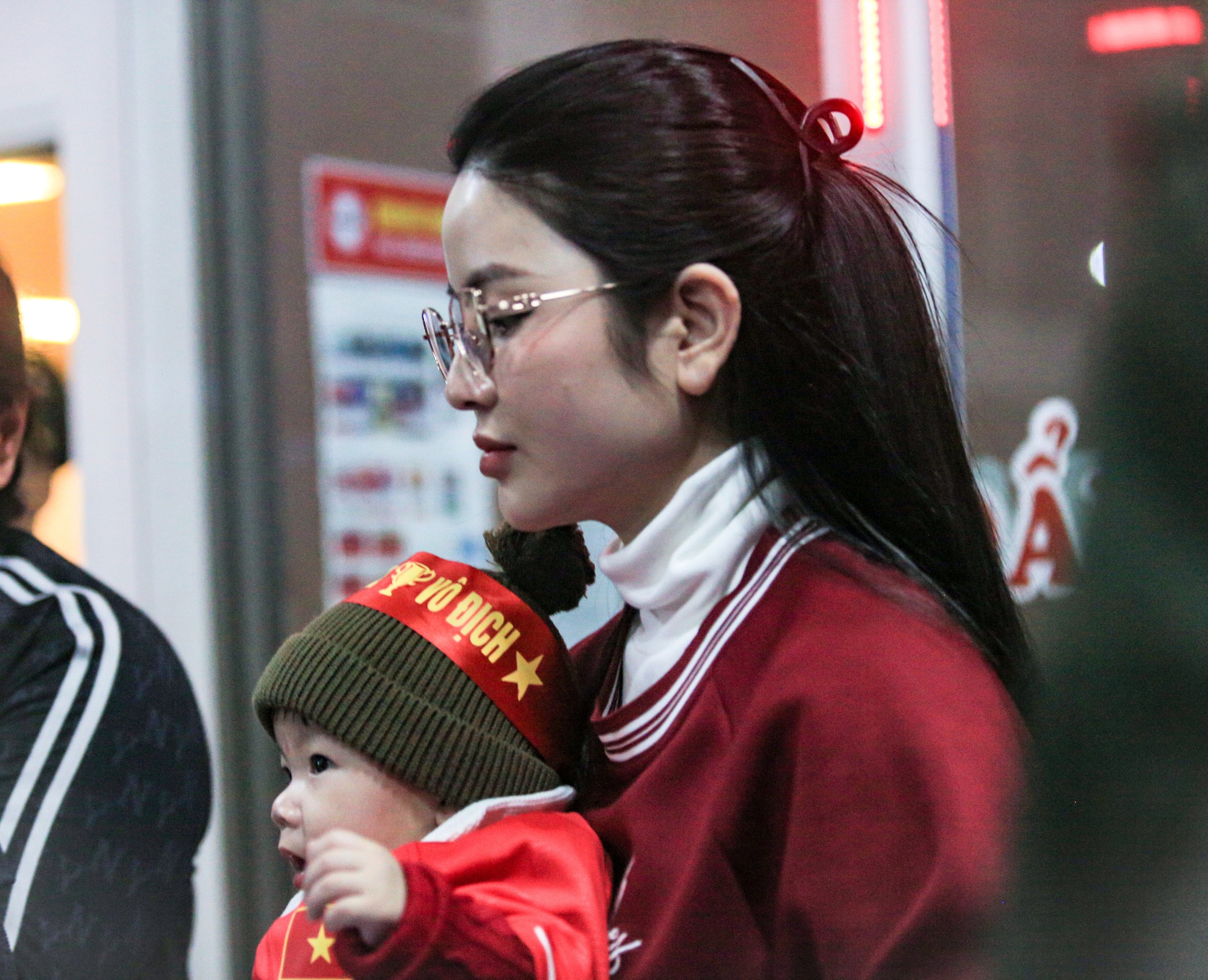Chu Thanh Huyền đưa con trai đến cổ vũ Quang Hải, một hành động gây chú ý giữa chốn đông người- Ảnh 8. Chu Thanh Huyền đưa con trai đến cổ vũ Quang Hải, một hành động gây chú ý giữa chốn đông người- Ảnh 8.