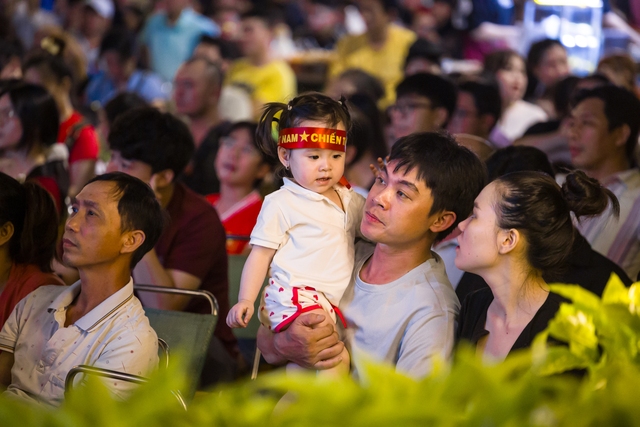 Cổ động viên Việt Nam tưng bừng mừng chiến thắng Đội tuyển trước Thái Lan tại AFF Cup 2024 - Ảnh 19.