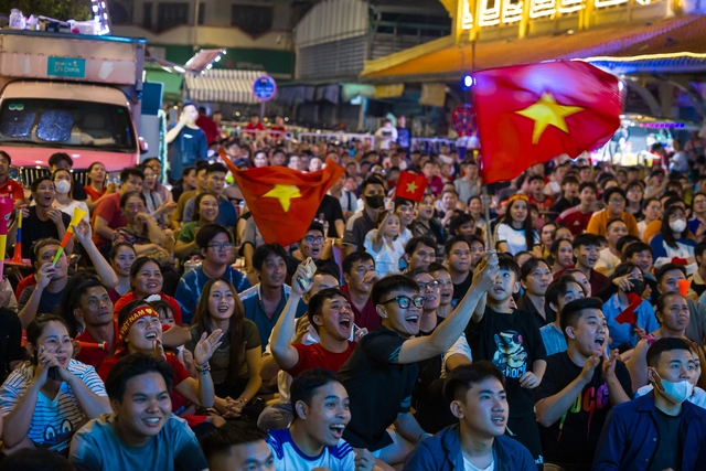 Cổ động viên Việt Nam tưng bừng mừng chiến thắng Đội tuyển trước Thái Lan tại AFF Cup 2024 - Ảnh 9.