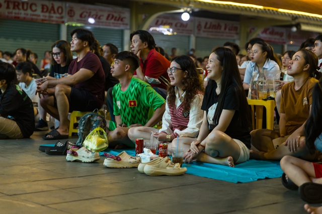 Cổ động viên Việt Nam tưng bừng mừng chiến thắng Đội tuyển trước Thái Lan tại AFF Cup 2024 - Ảnh 16.