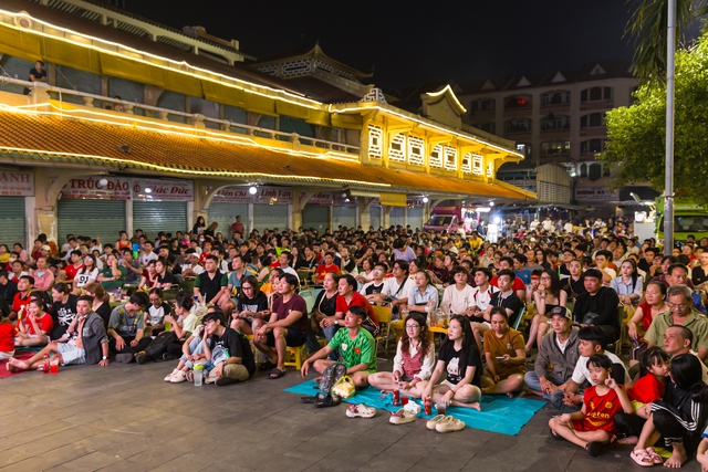 Cổ động viên Việt Nam tưng bừng mừng chiến thắng Đội tuyển trước Thái Lan tại AFF Cup 2024 - Ảnh 13.