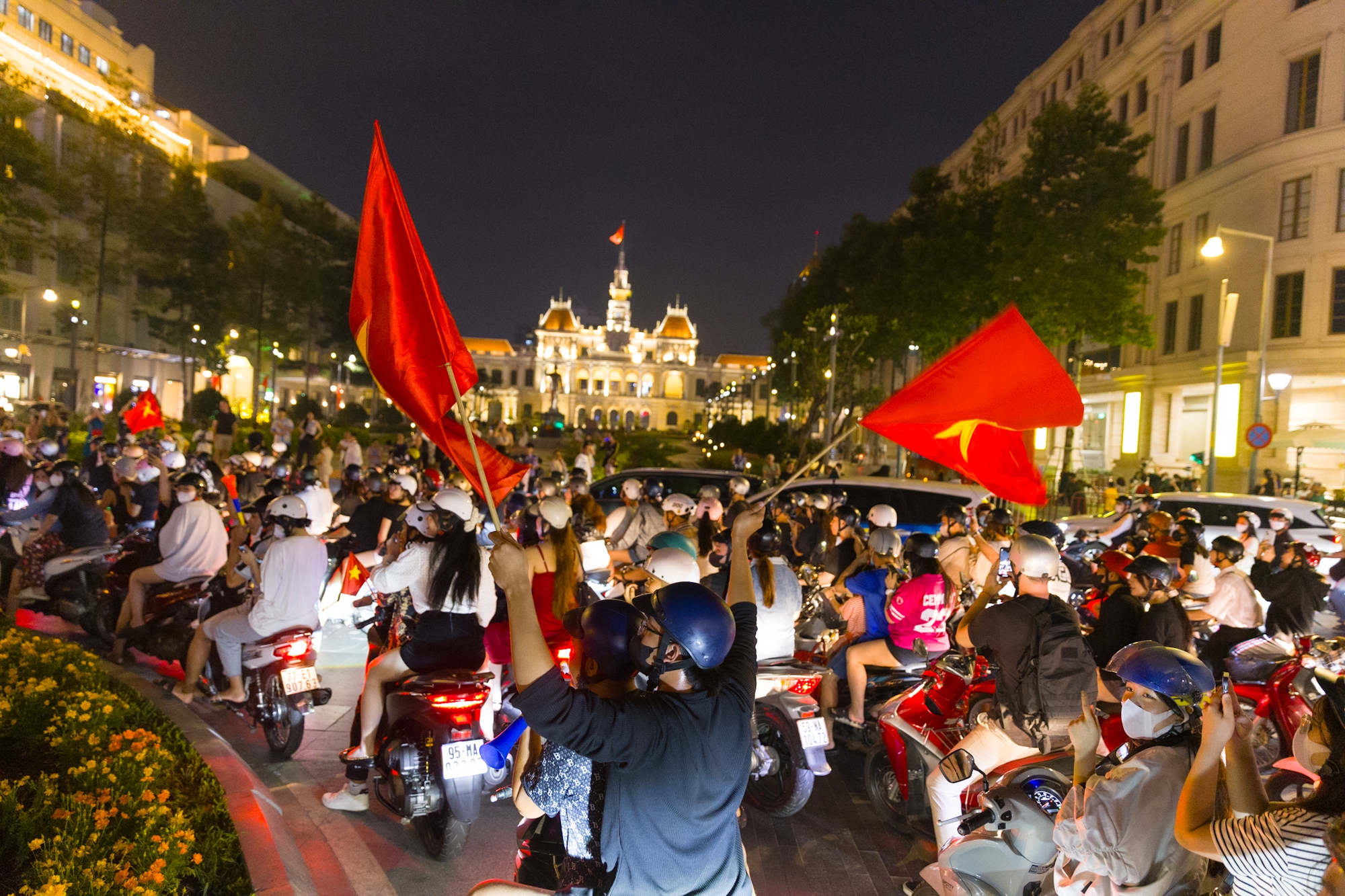 Cổ động viên Việt Nam tưng bừng mừng chiến thắng Đội tuyển trước Thái Lan tại AFF Cup 2024 - Ảnh 2.