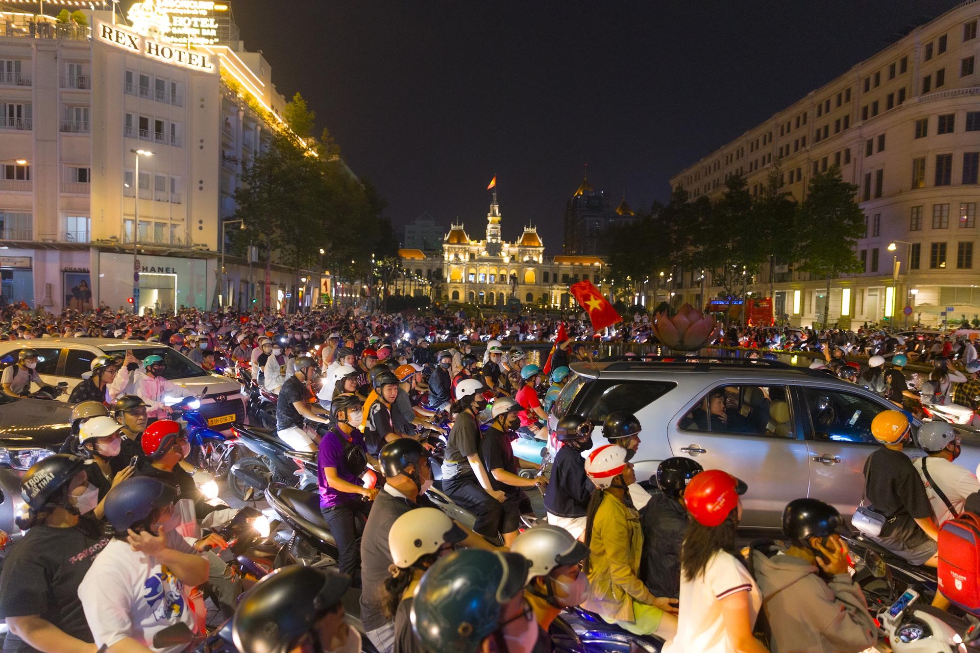 Cổ động viên Việt Nam tưng bừng mừng chiến thắng Đội tuyển trước Thái Lan tại AFF Cup 2024 - Ảnh 3.