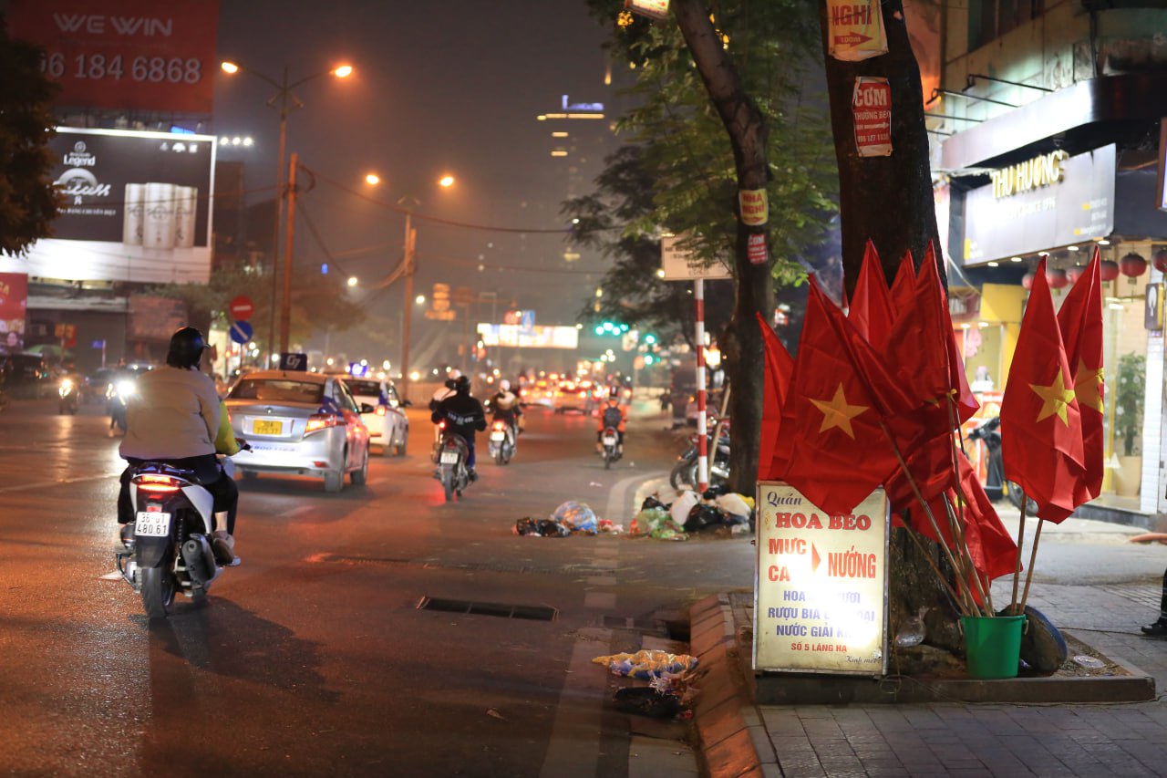 Cổ động viên Việt Nam tưng bừng mừng chiến thắng Đội tuyển trước Thái Lan tại AFF Cup 2024 - Ảnh 32.