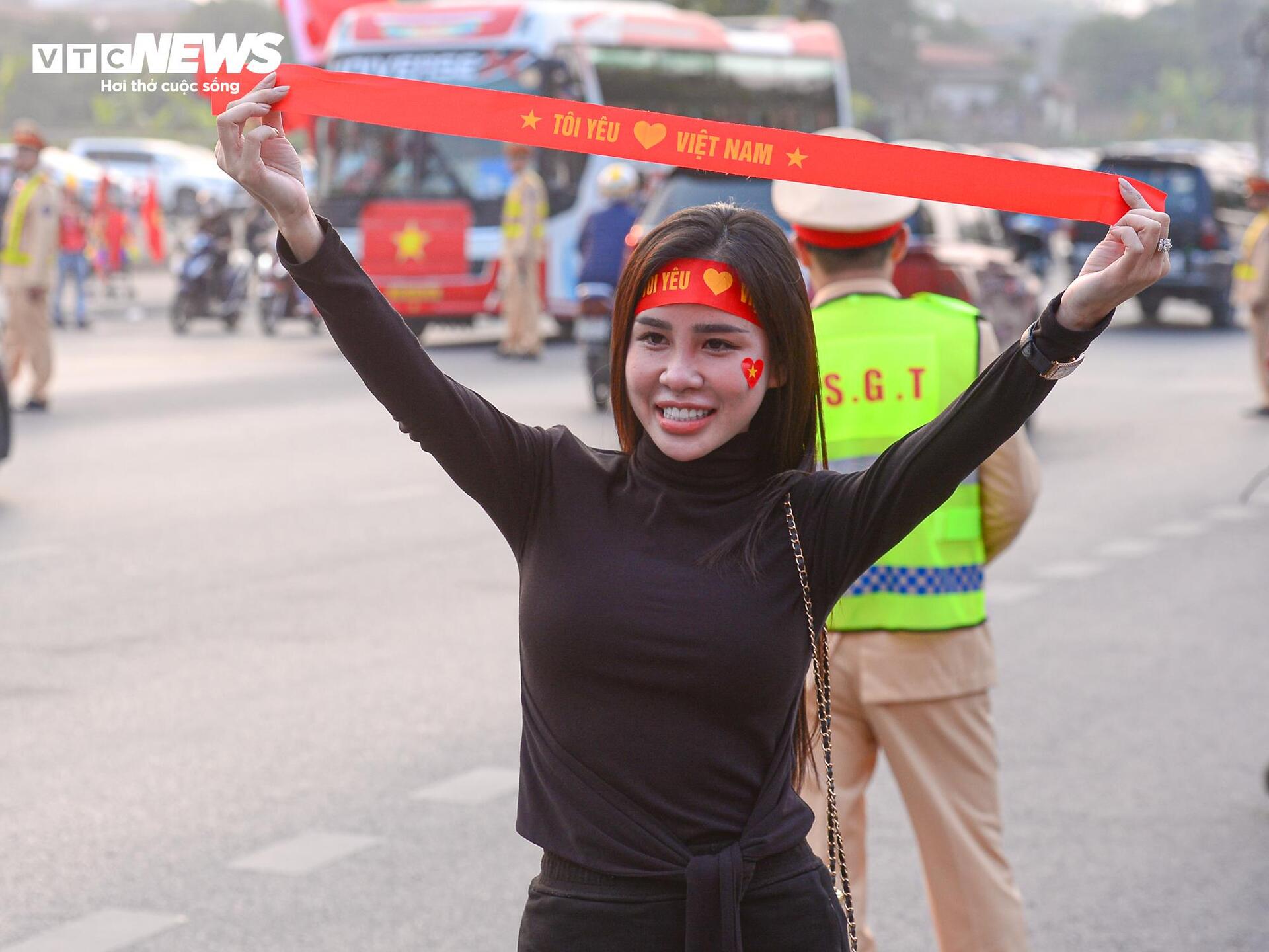 Cổ động viên Việt Nam vượt 500km tiếp lửa trận chung kết ASEAN Cup 2024 - Ảnh 4.