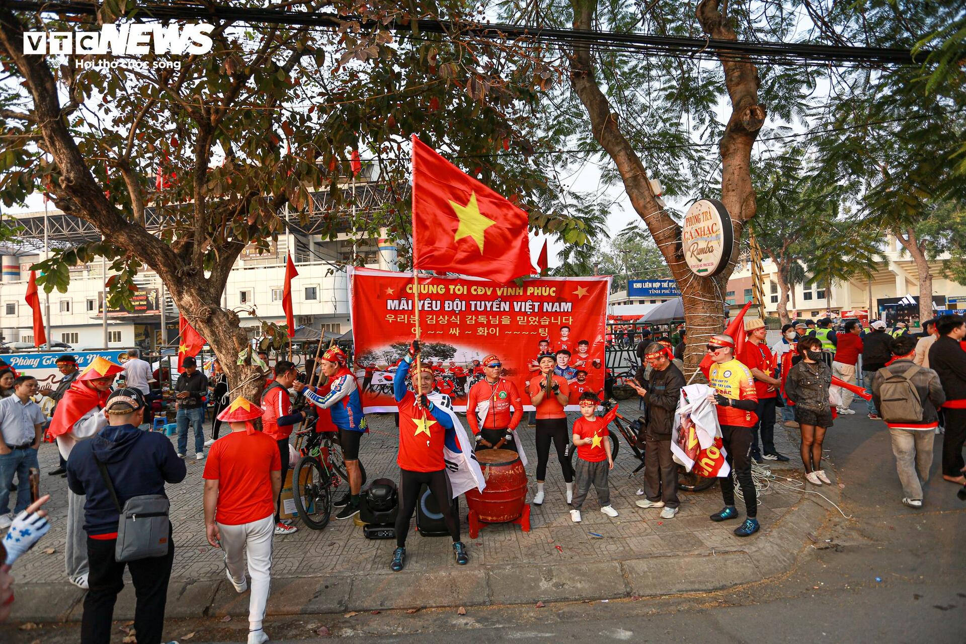 Cổ động viên Việt Nam vượt 500km tiếp lửa trận chung kết ASEAN Cup 2024 - Ảnh 1.