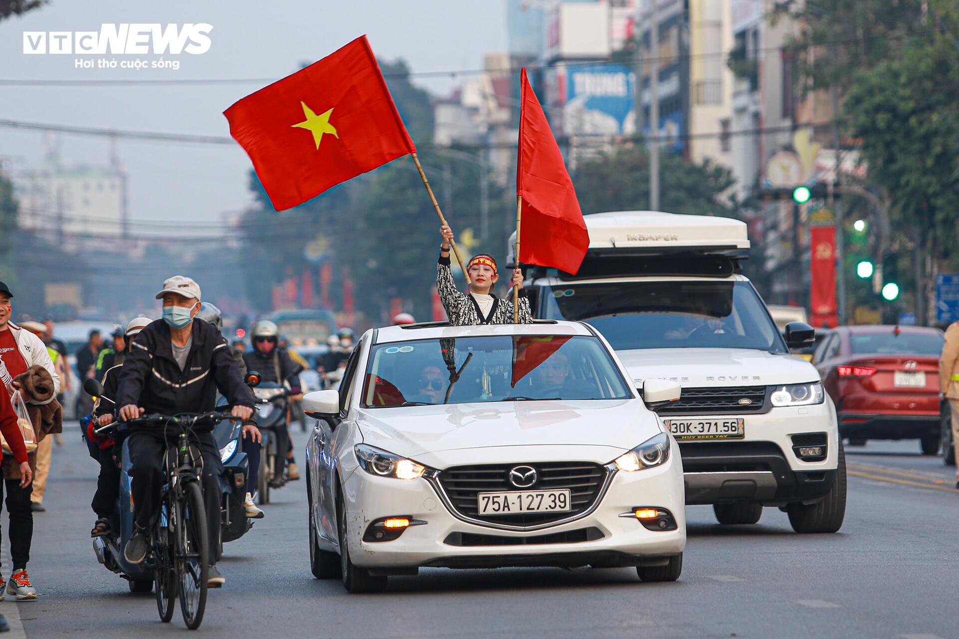 Cổ động viên Việt Nam vượt 500km tiếp lửa trận chung kết ASEAN Cup 2024 - Ảnh 10.