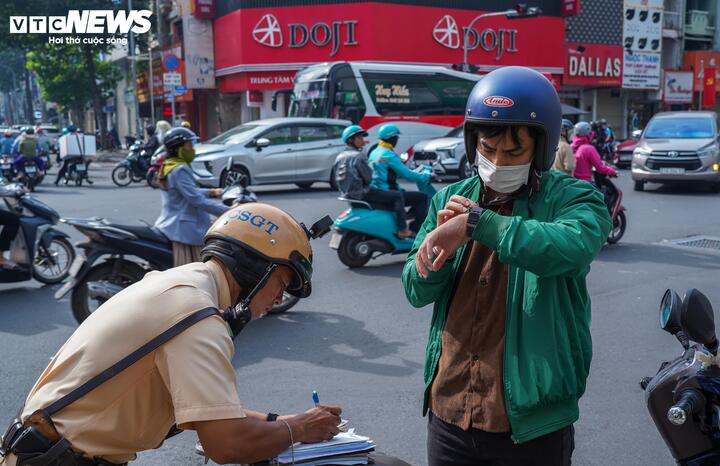 Tài xế TP . HCM bật khóc khi đối mặt mức phạt giao thông mới lên đến 5 triệu đồng - Ảnh 5.