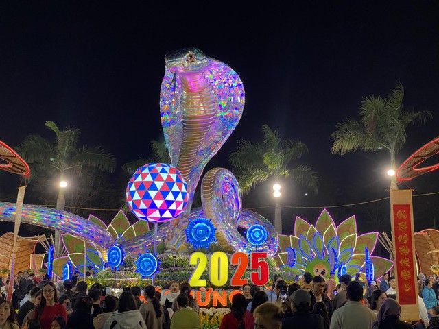 Tỉ muội hổ mang chúa dát vàng tại đường hoa Xuân Ất Tỵ gây ấn tượng mạnh - Ảnh 11.