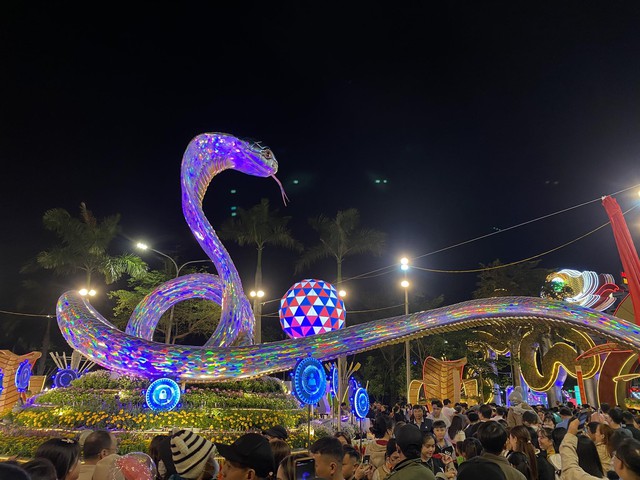 Tỉ muội hổ mang chúa dát vàng tại đường hoa Xuân Ất Tỵ gây ấn tượng mạnh - Ảnh 8.