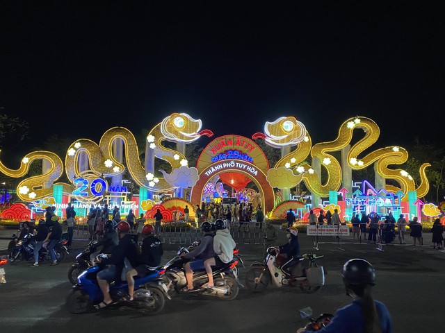 Tỉ muội hổ mang chúa dát vàng tại đường hoa Xuân Ất Tỵ gây ấn tượng mạnh - Ảnh 1.