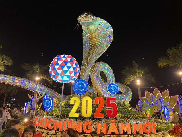 Tỉ muội hổ mang chúa dát vàng tại đường hoa Xuân Ất Tỵ gây ấn tượng mạnh - Ảnh 10.