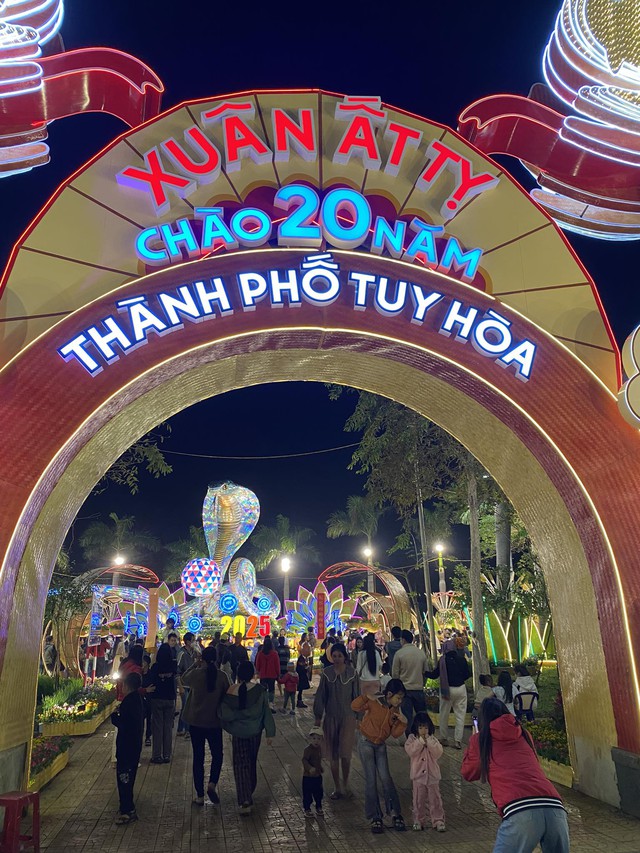 Tỉ muội hổ mang chúa dát vàng tại đường hoa Xuân Ất Tỵ gây ấn tượng mạnh - Ảnh 12.