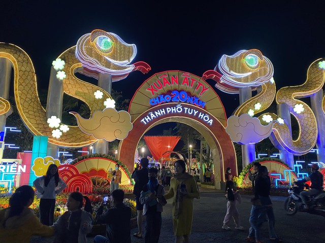 Tỉ muội hổ mang chúa dát vàng tại đường hoa Xuân Ất Tỵ gây ấn tượng mạnh - Ảnh 2.