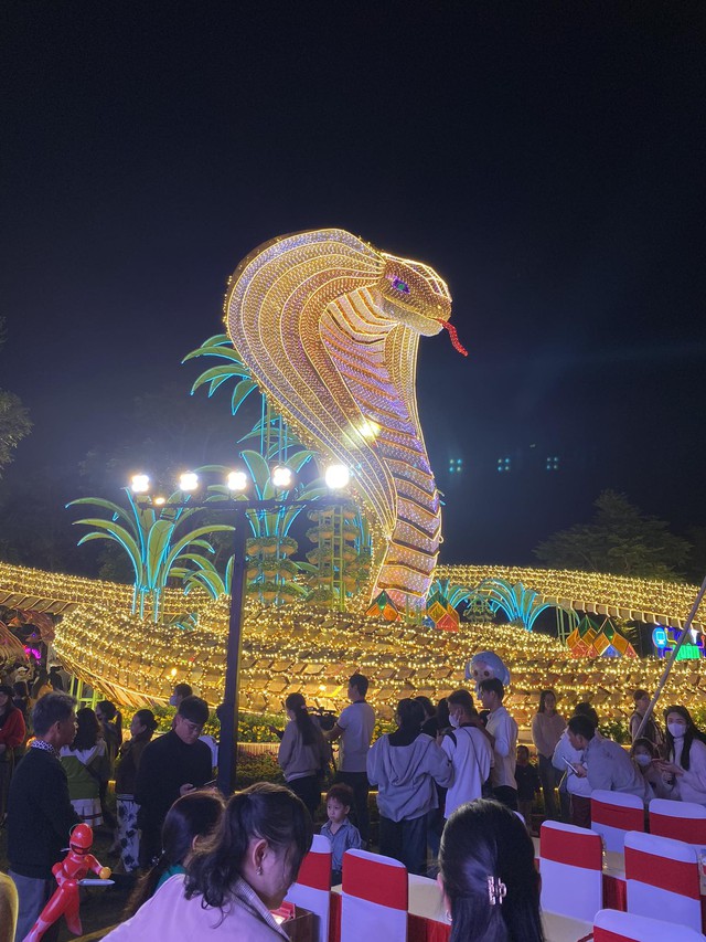 Tỉ muội hổ mang chúa dát vàng tại đường hoa Xuân Ất Tỵ gây ấn tượng mạnh - Ảnh 5.