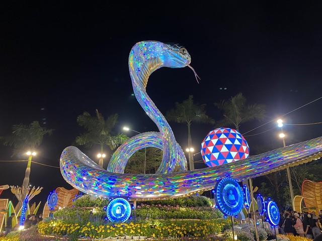 Tỉ muội hổ mang chúa dát vàng tại đường hoa Xuân Ất Tỵ gây ấn tượng mạnh - Ảnh 4.