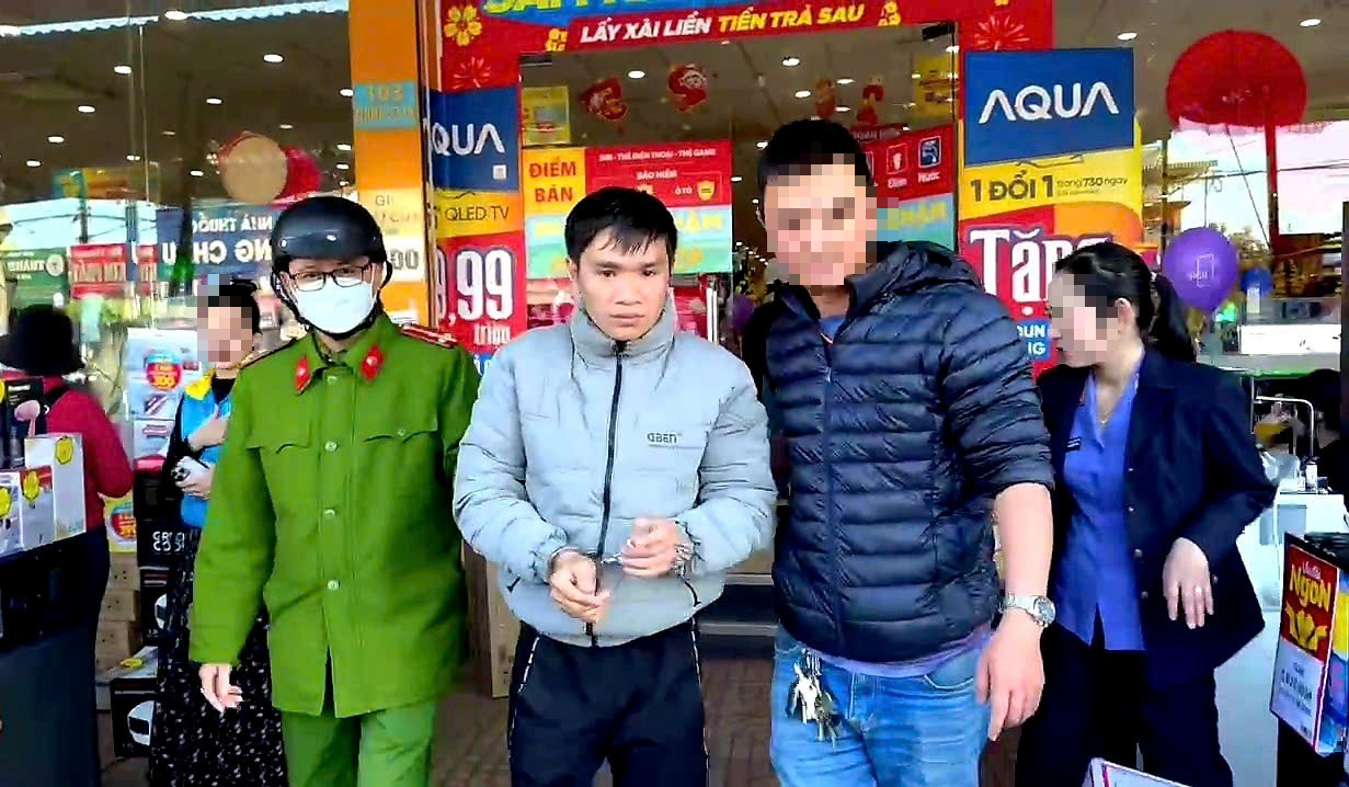 Công an bắt giữ đối tượng trộm cắp điện thọai tại Điện Máy Xanh Đắk Lắk - Ảnh 1.