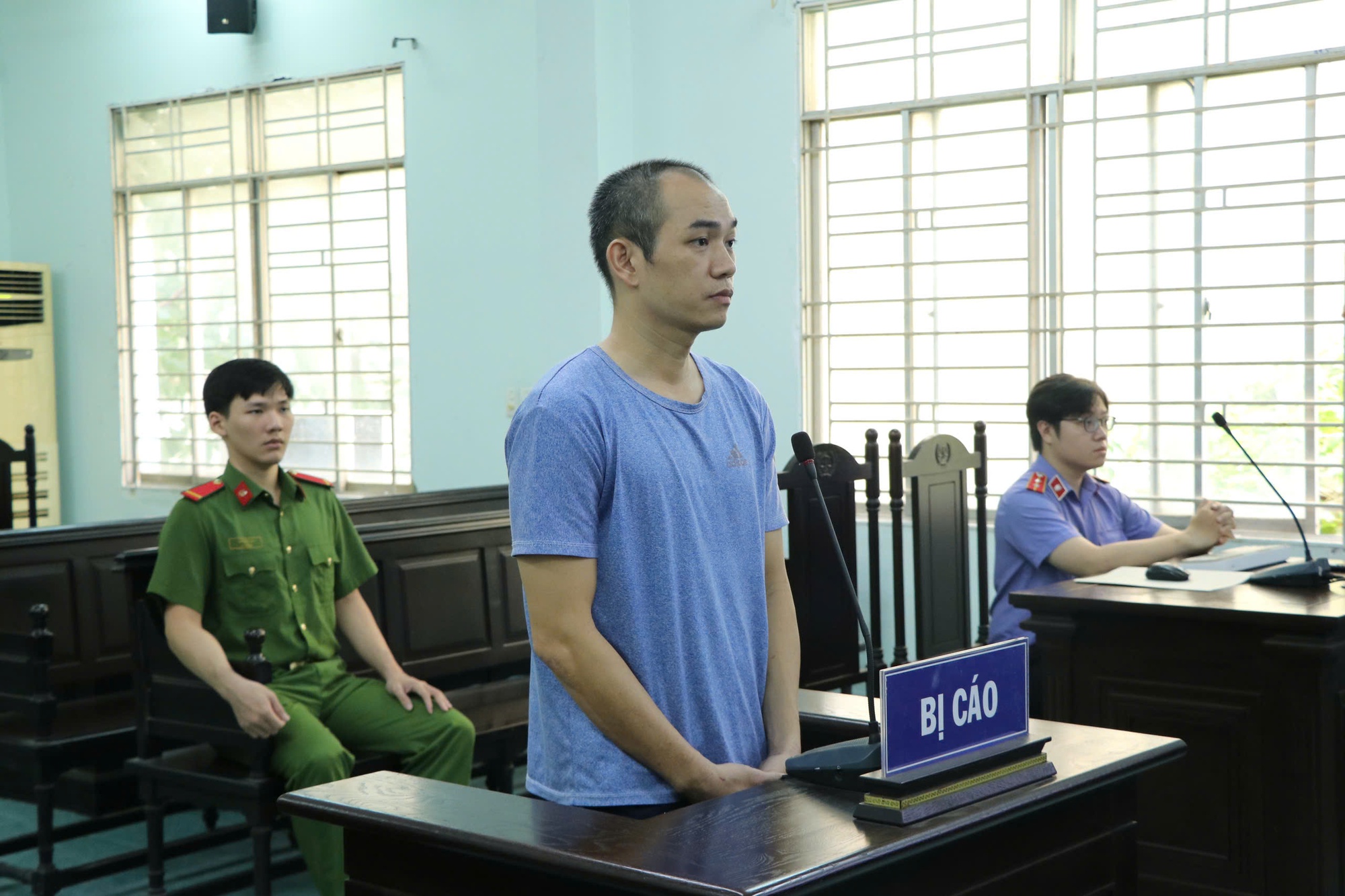 Người đàn ông tấn công cô gái ở quận 4 nhận án tù - Ảnh 1. Người đàn ông tấn công cô gái ở quận 4 nhận án tù - Ảnh 1.