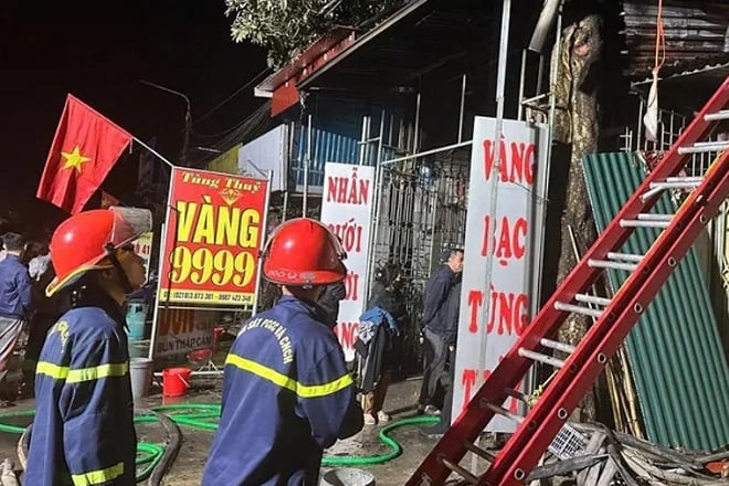 Cháy cửa hàng vàng bạc ở Hòa Bình: 3 Người thoát nạn qua lối cửa sau - Ảnh 1.