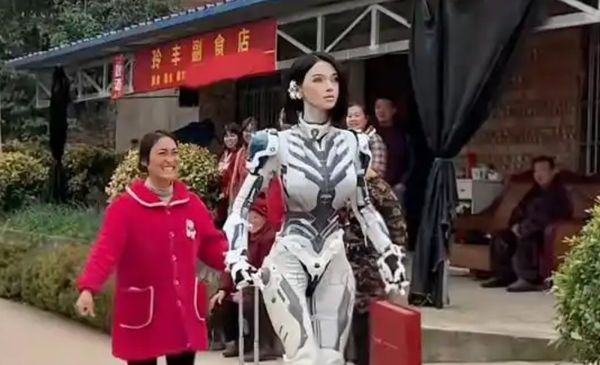 C&ocirc; g&aacute;i về qu&ecirc; ăn Tết sớm, được cả l&agrave;ng ra đ&oacute;n rồi nhiều người hoảng sợ bỏ chạy khi thấy cảnh n&agrave;y- Ảnh 1.