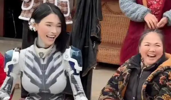 C&ocirc; g&aacute;i về qu&ecirc; ăn Tết sớm, được cả l&agrave;ng ra đ&oacute;n rồi nhiều người hoảng sợ bỏ chạy khi thấy cảnh n&agrave;y- Ảnh 2.