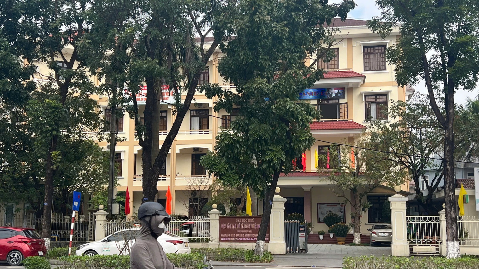 Tiến sĩ Huế bất ngờ c&oacute; t&ecirc;n trong danh s&aacute;ch giảng vi&ecirc;n ĐH Huế - Ảnh 2.