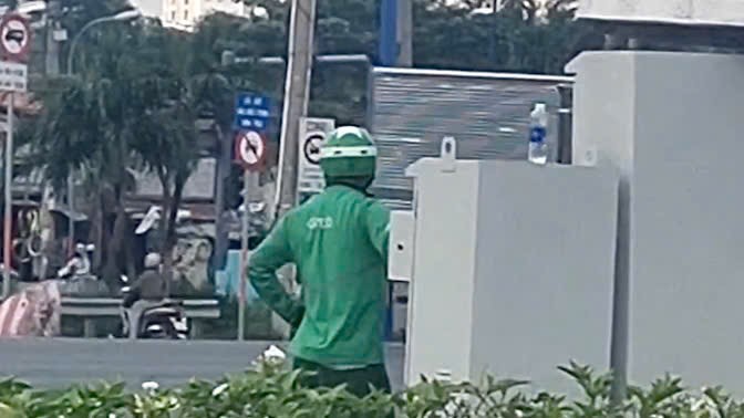 Cảnh sát xử lý người đàn ông chỉnh đèn giao thông Thủ Đức - Ảnh 1. Cảnh sát xử lý người đàn ông chỉnh đèn giao thông Thủ Đức - Ảnh 1.