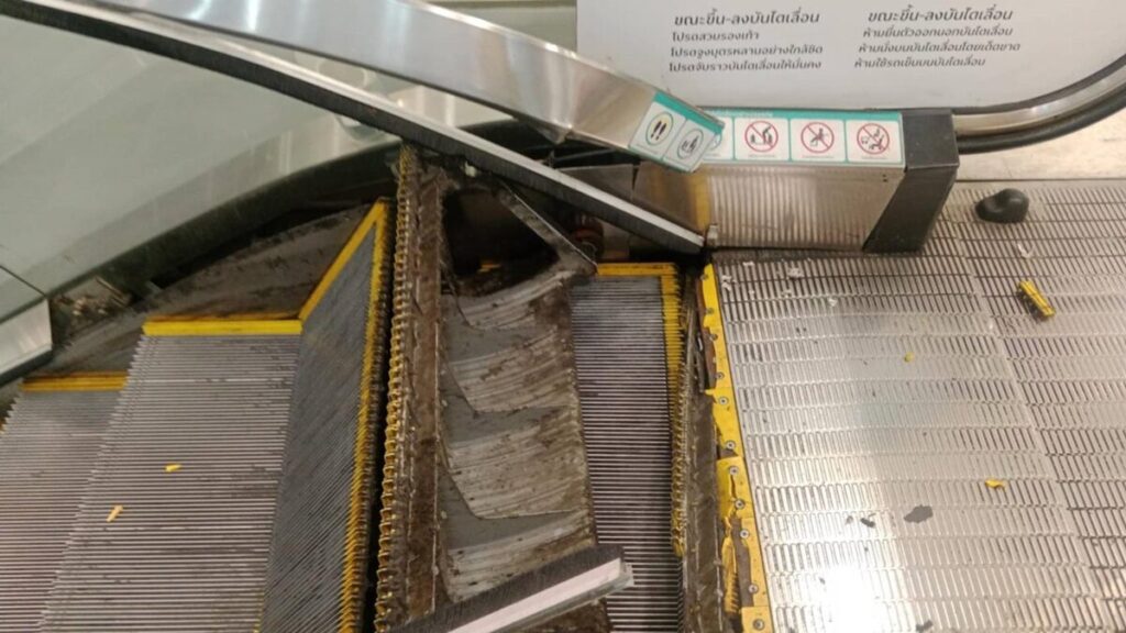 Thang cuốn hỏng tại trung tâm thương mại Bangkok gây hoảng hốt - Ảnh 1.