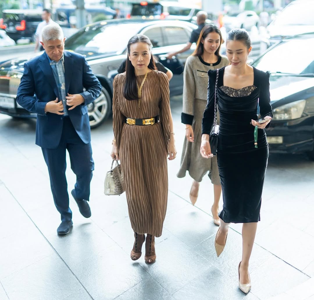 Nữ tỷ phú Madam Pang hiếm hoi lộ diện với chồng đại tá cảnh sát, cuộc sống "dát vàng" khiến ai cũng mơ ước - Ảnh 4. Nữ tỷ phú Madam Pang hiếm hoi lộ diện với chồng đại tá cảnh sát, cuộc sống "dát vàng" khiến ai cũng mơ ước - Ảnh 4.