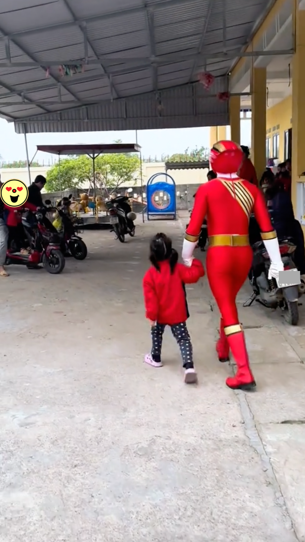 2,4 triệu người sững sờ với m&agrave;n xuất hiện của 1 &ocirc;ng bố tại trường học: Sao anh ấy can đảm dữ vậy!- Ảnh 1.