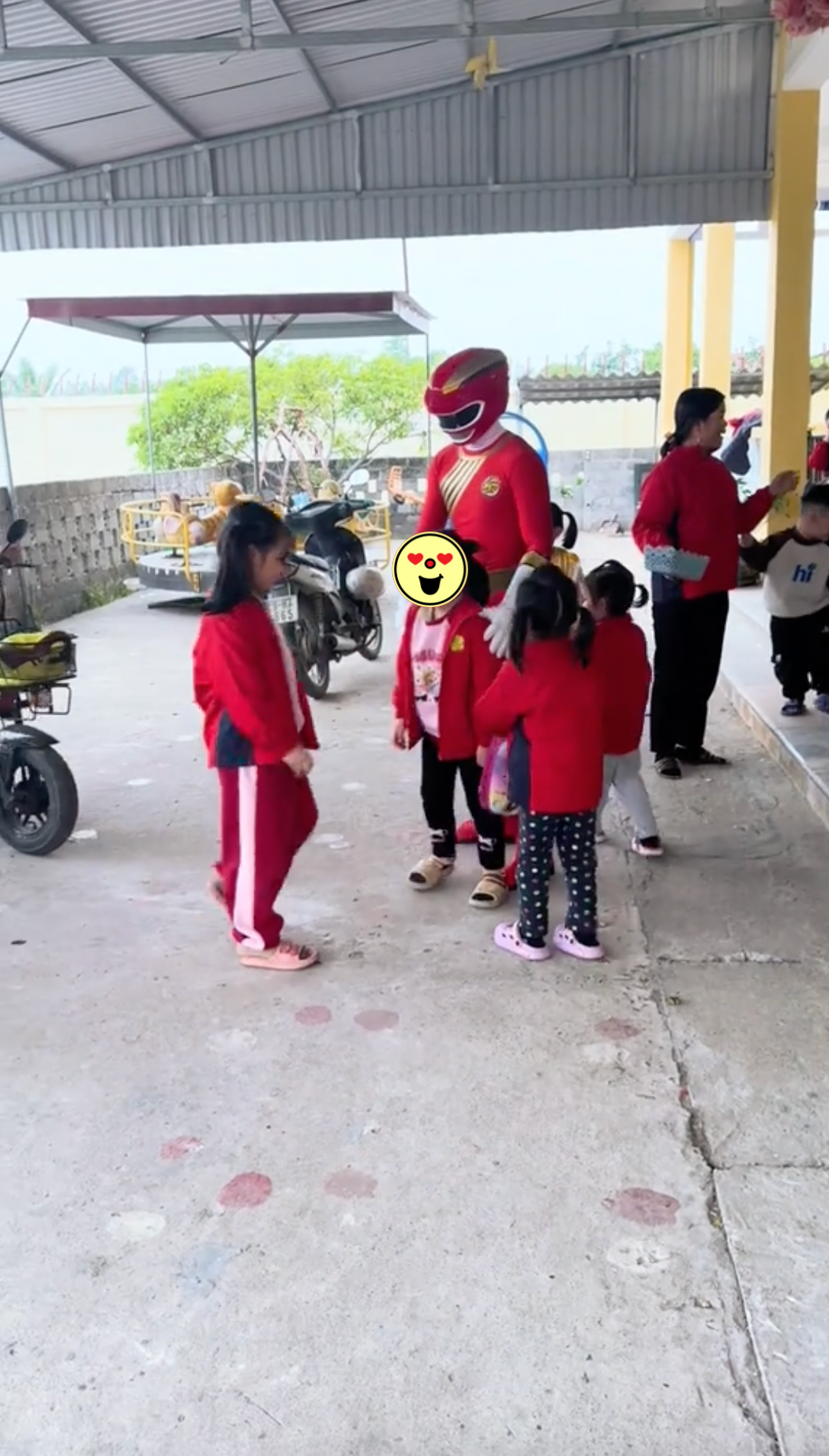 2,4 triệu người sững sờ với m&agrave;n xuất hiện của 1 &ocirc;ng bố tại trường học: Sao anh ấy can đảm dữ vậy!- Ảnh 2.