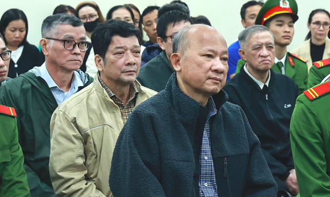 Cựu Chủ tịch Bình Thuận và 16 đồng phạm trong vụ giao đất gây thiệt hại hơn 308 tỷ đồng - Ảnh 1.