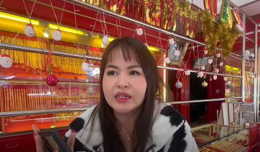 Người phụ nữ tho&aacute;t bẫy lừa đảo nhờ sự nhanh tr&iacute; của chủ tiệm v&agrave;ng - Ảnh 1.