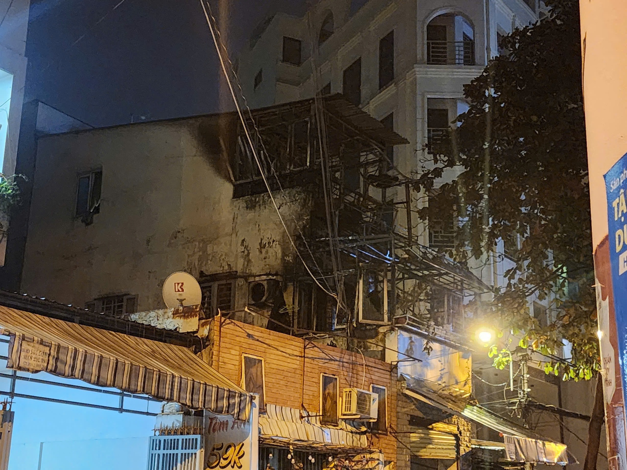 Căn nh&agrave; 4 tầng ở B&igrave;nh Thạnh ch&aacute;y đỏ rực trong đ&ecirc;m- Ảnh 3.