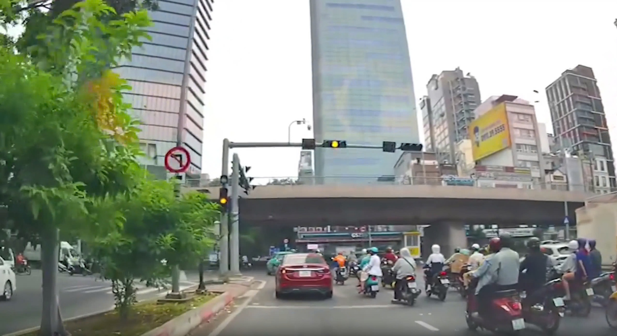 Sự cố đèn giao thông đột ngột chuyển đỏ tại quận 1 TP HCM - Ảnh 1. Sự cố đèn giao thông đột ngột chuyển đỏ tại quận 1 TP HCM - Ảnh 1.