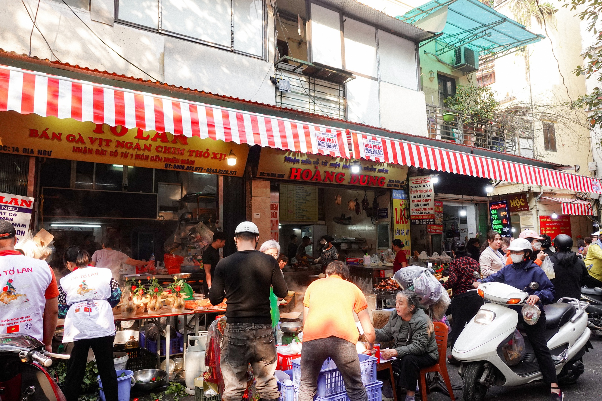 Chợ bán cỗ nấu sẵn nức tiếng Hà thành tấp nập trước thềm ông Công ông Táo, đi 1 vòng là đủ mâm cỗ "xịn" - Ảnh 3. Chợ bán cỗ nấu sẵn nức tiếng Hà thành tấp nập trước thềm ông Công ông Táo, đi 1 vòng là đủ mâm cỗ "xịn" - Ảnh 3.