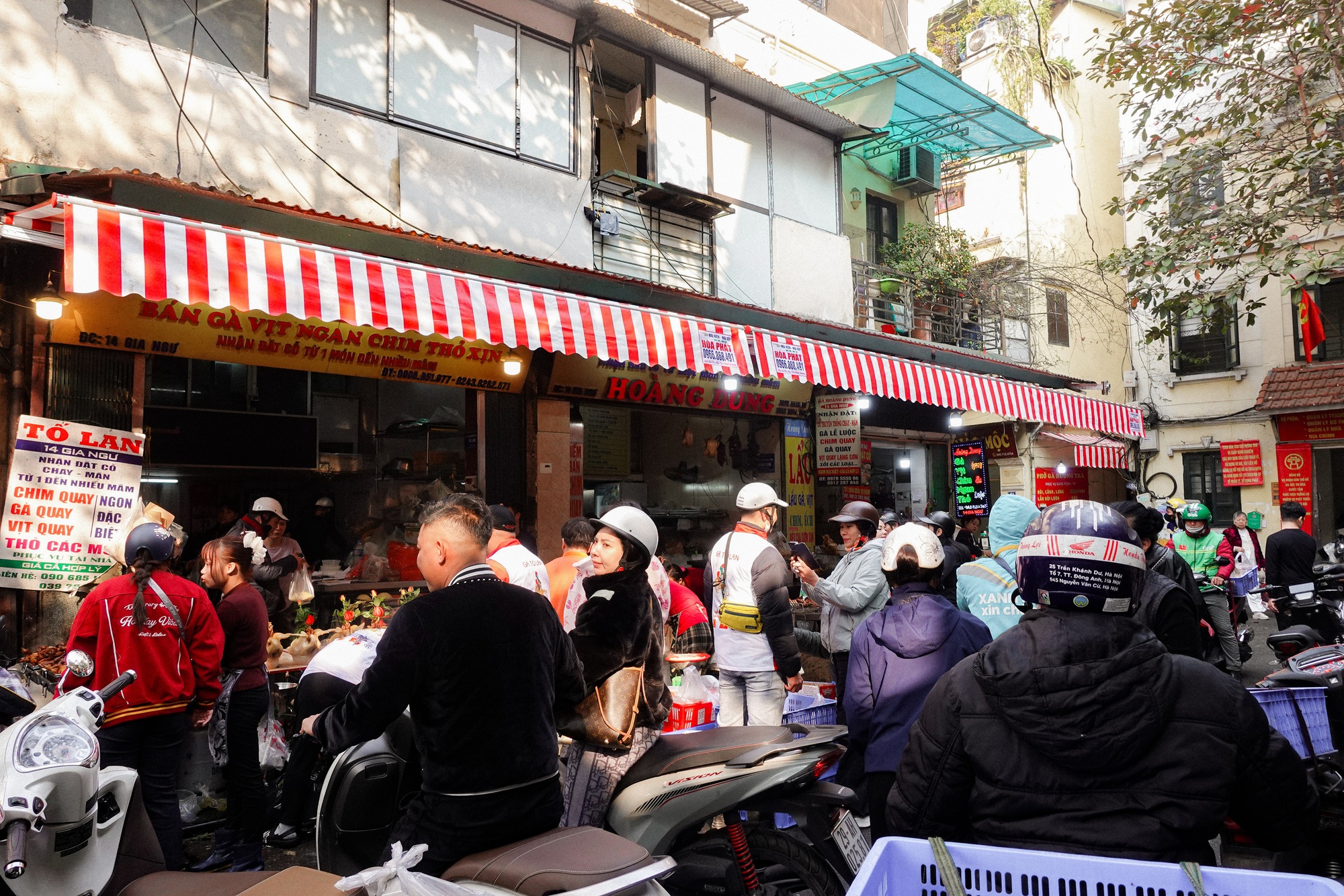 Chợ bán cỗ nấu sẵn nức tiếng Hà thành tấp nập trước thềm ông Công ông Táo, đi 1 vòng là đủ mâm cỗ "xịn" - Ảnh 7. Chợ bán cỗ nấu sẵn nức tiếng Hà thành tấp nập trước thềm ông Công ông Táo, đi 1 vòng là đủ mâm cỗ "xịn" - Ảnh 7.