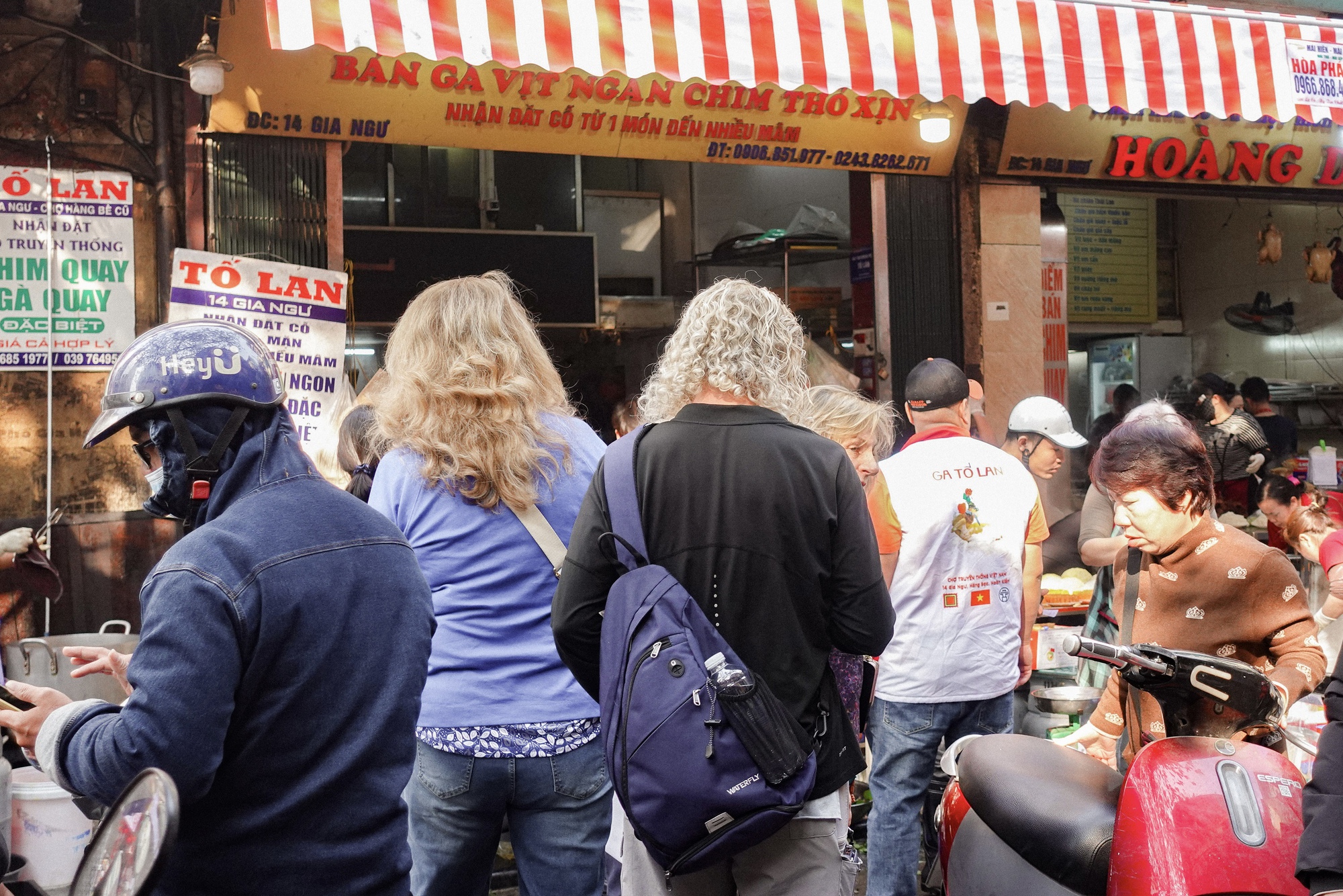 Chợ bán cỗ nấu sẵn nức tiếng Hà thành tấp nập trước thềm ông Công ông Táo, đi 1 vòng là đủ mâm cỗ "xịn" - Ảnh 8. Chợ bán cỗ nấu sẵn nức tiếng Hà thành tấp nập trước thềm ông Công ông Táo, đi 1 vòng là đủ mâm cỗ "xịn" - Ảnh 8.