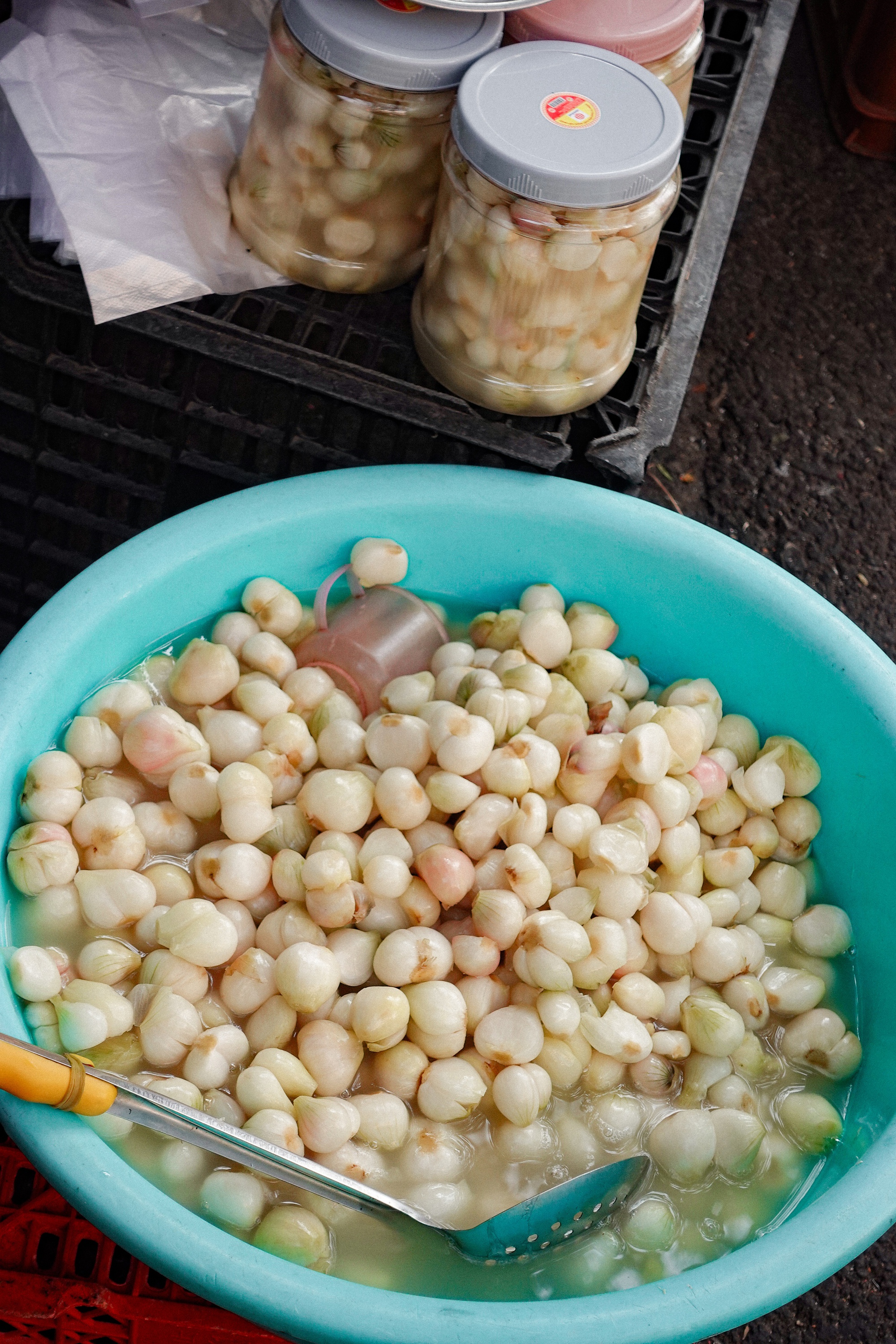 Chợ bán cỗ nấu sẵn nức tiếng Hà thành tấp nập trước thềm ông Công ông Táo, đi 1 vòng là đủ mâm cỗ "xịn" - Ảnh 13. Chợ bán cỗ nấu sẵn nức tiếng Hà thành tấp nập trước thềm ông Công ông Táo, đi 1 vòng là đủ mâm cỗ "xịn" - Ảnh 13.