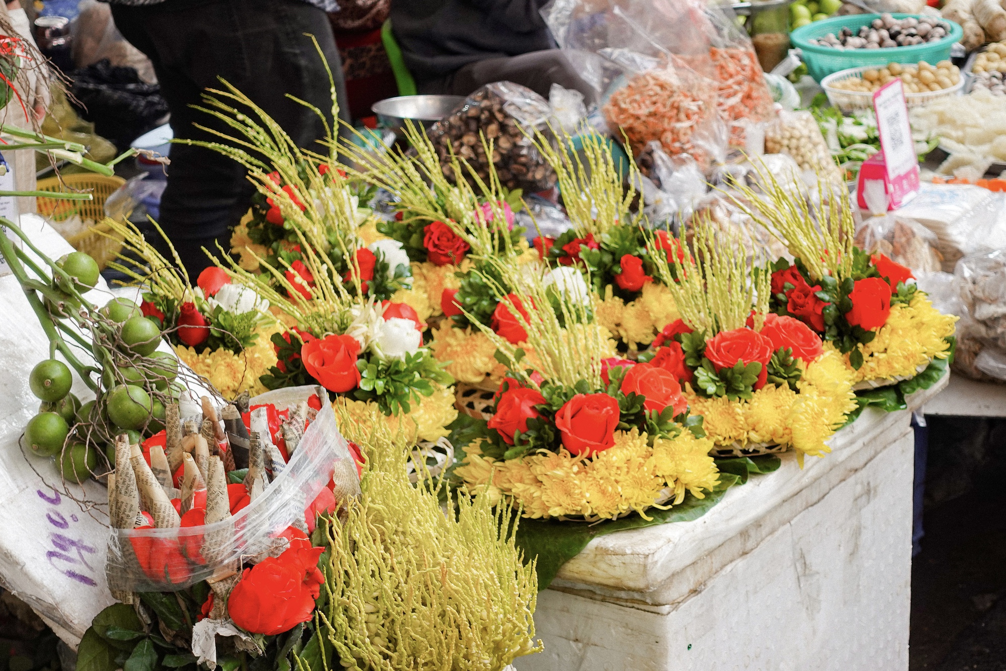 Chợ bán cỗ nấu sẵn nức tiếng Hà thành tấp nập trước thềm ông Công ông Táo, đi 1 vòng là đủ mâm cỗ "xịn" - Ảnh 15. Chợ bán cỗ nấu sẵn nức tiếng Hà thành tấp nập trước thềm ông Công ông Táo, đi 1 vòng là đủ mâm cỗ "xịn" - Ảnh 15.