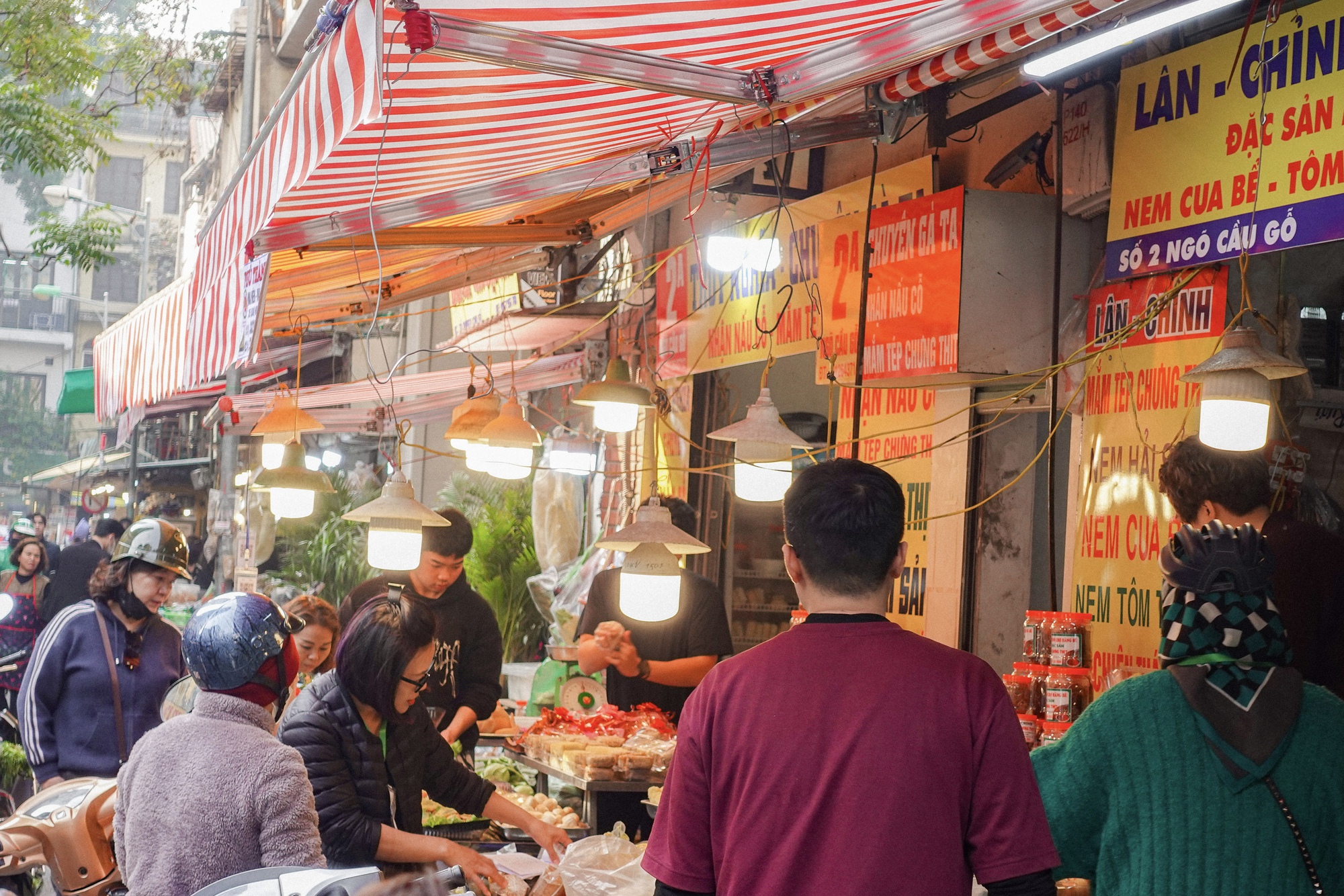 Chợ bán cỗ nấu sẵn nức tiếng Hà thành tấp nập trước thềm ông Công ông Táo, đi 1 vòng là đủ mâm cỗ "xịn" - Ảnh 1. Chợ bán cỗ nấu sẵn nức tiếng Hà thành tấp nập trước thềm ông Công ông Táo, đi 1 vòng là đủ mâm cỗ "xịn" - Ảnh 1.