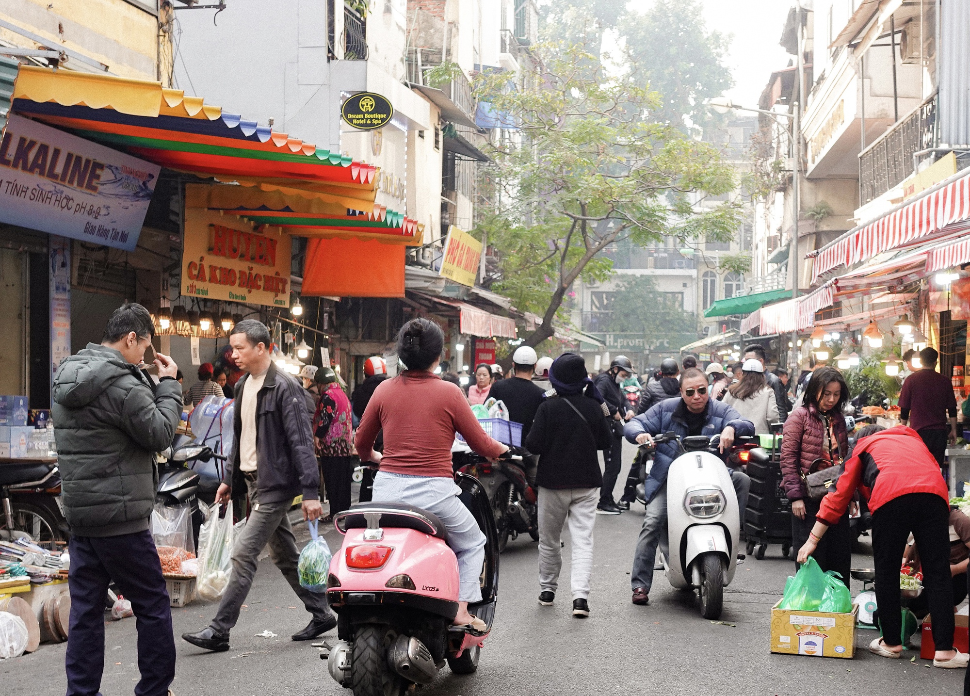 Chợ bán cỗ nấu sẵn nức tiếng Hà thành tấp nập trước thềm ông Công ông Táo, đi 1 vòng là đủ mâm cỗ "xịn" - Ảnh 4. Chợ bán cỗ nấu sẵn nức tiếng Hà thành tấp nập trước thềm ông Công ông Táo, đi 1 vòng là đủ mâm cỗ "xịn" - Ảnh 4.