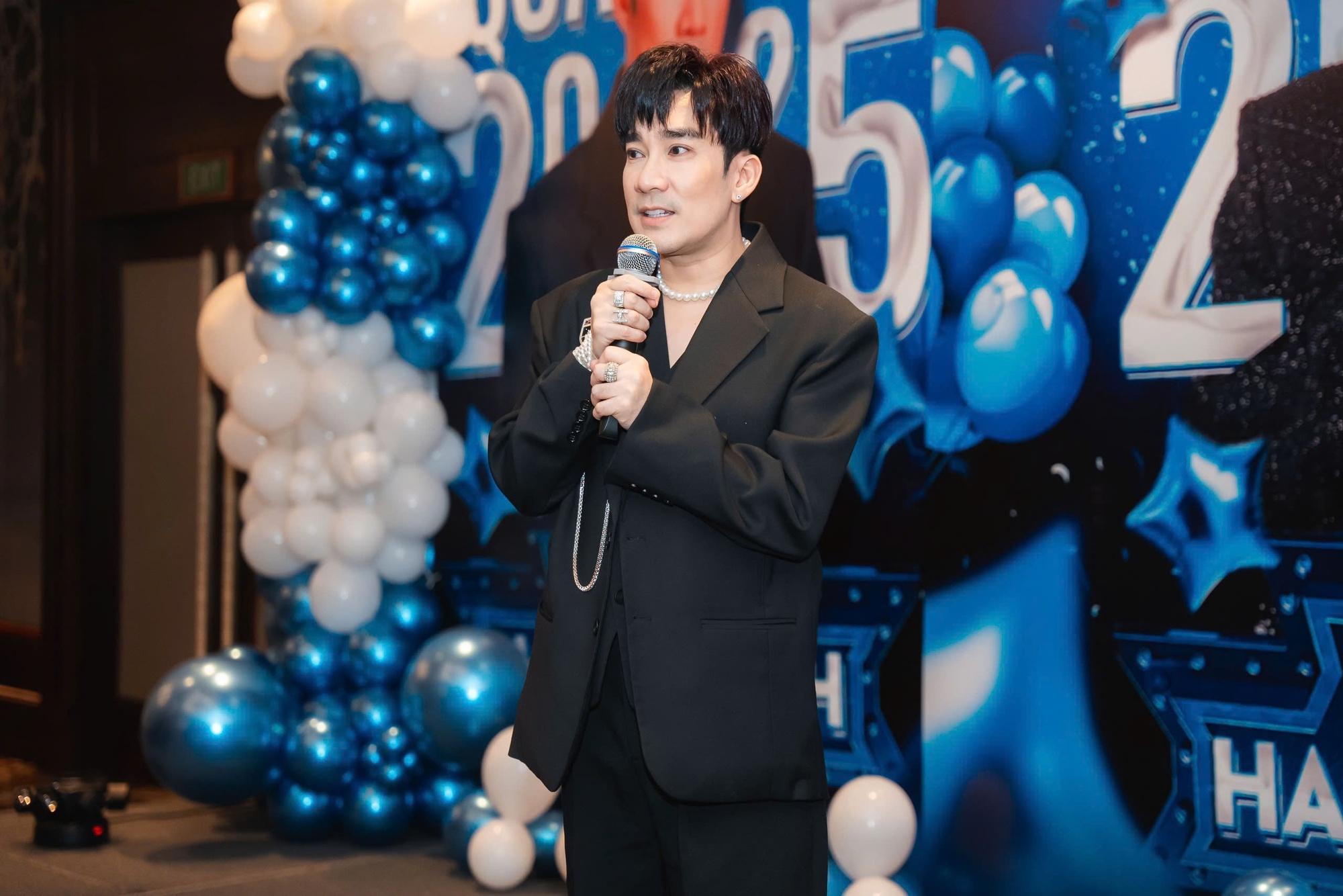 Bằng Kiều mừng tuổi 44 của Quang H&agrave; - Ảnh 2.