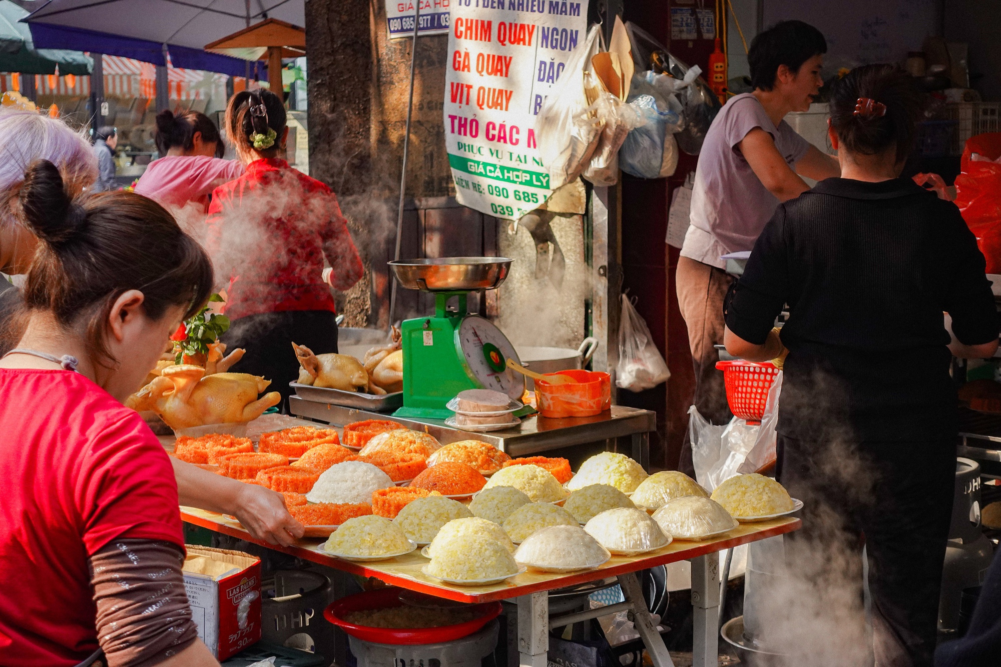 Chợ bán cỗ nấu sẵn nức tiếng Hà thành tấp nập trước thềm ông Công ông Táo, đi 1 vòng là đủ mâm cỗ "xịn" - Ảnh 2. Chợ bán cỗ nấu sẵn nức tiếng Hà thành tấp nập trước thềm ông Công ông Táo, đi 1 vòng là đủ mâm cỗ "xịn" - Ảnh 2.