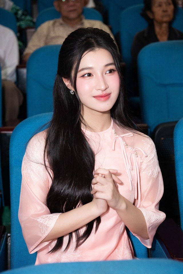 Phương Nhi đang nhặt rác ở biển thì được mai mối, con dâu tỷ phú có màn đối đáp được khen EQ kịch trần- Ảnh 3. Phương Nhi đang nhặt rác ở biển thì được mai mối, con dâu tỷ phú có màn đối đáp được khen EQ kịch trần- Ảnh 3.